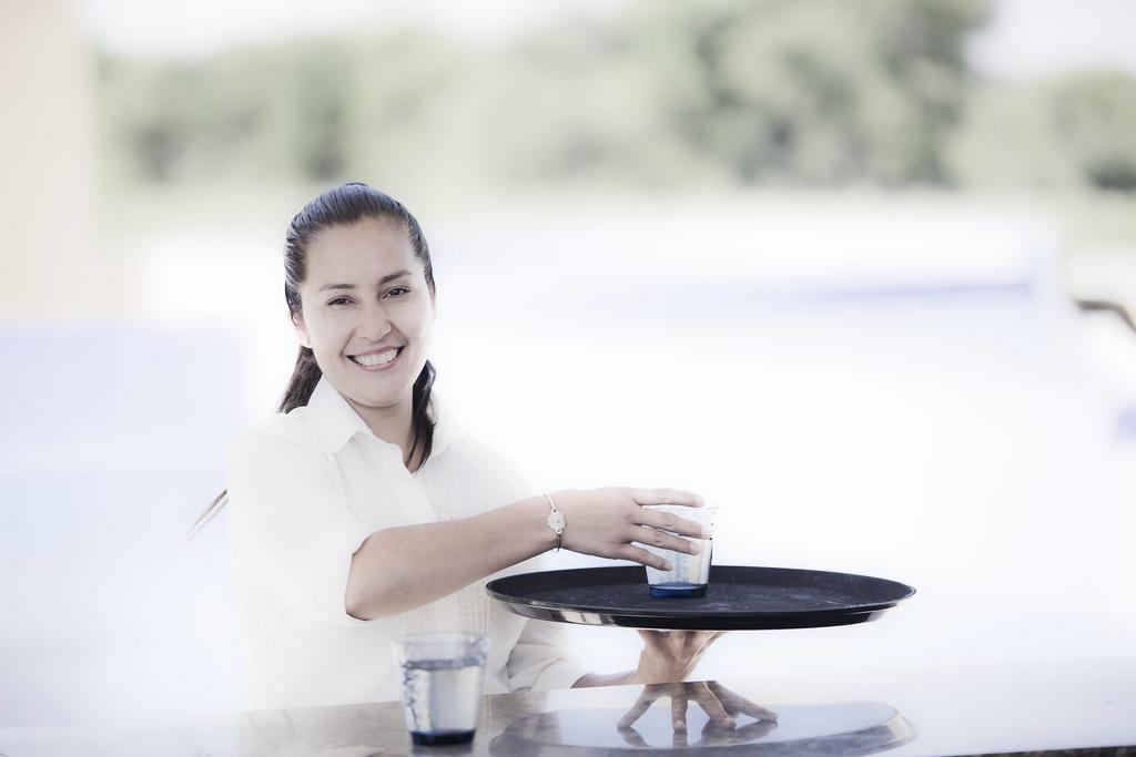 Готель Grace Кафаяте Екстер'єр фото A waitress at work