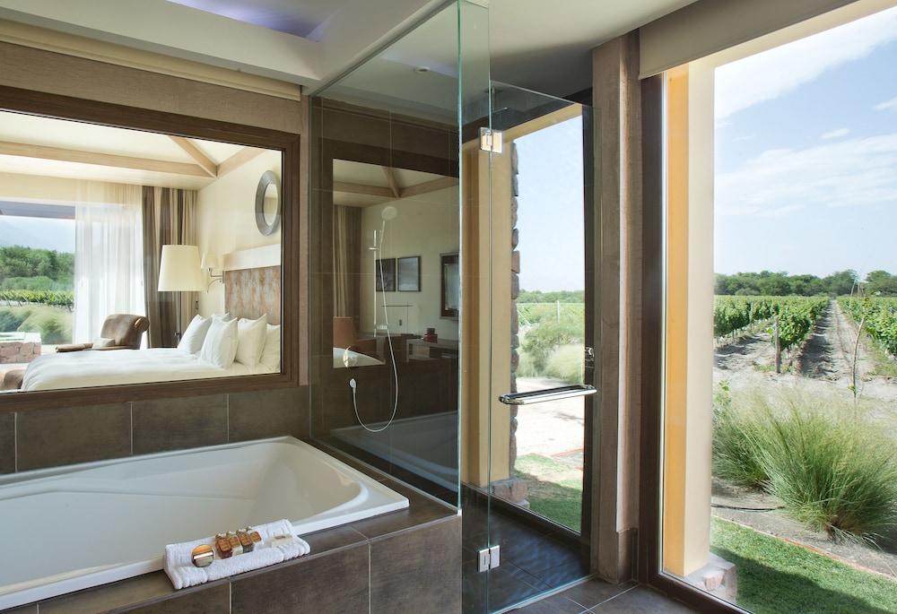Готель Grace Кафаяте Екстер'єр фото A bathroom with a shower door