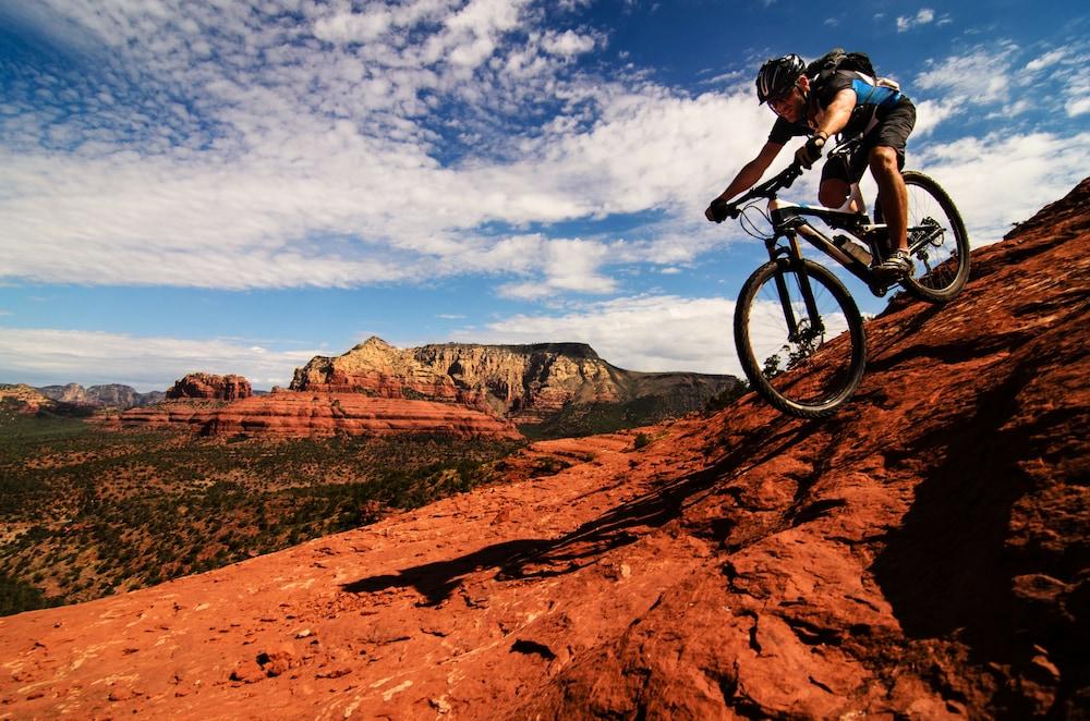 Готель Grace Кафаяте Екстер'єр фото A mountain biker in Sedona, Arizona