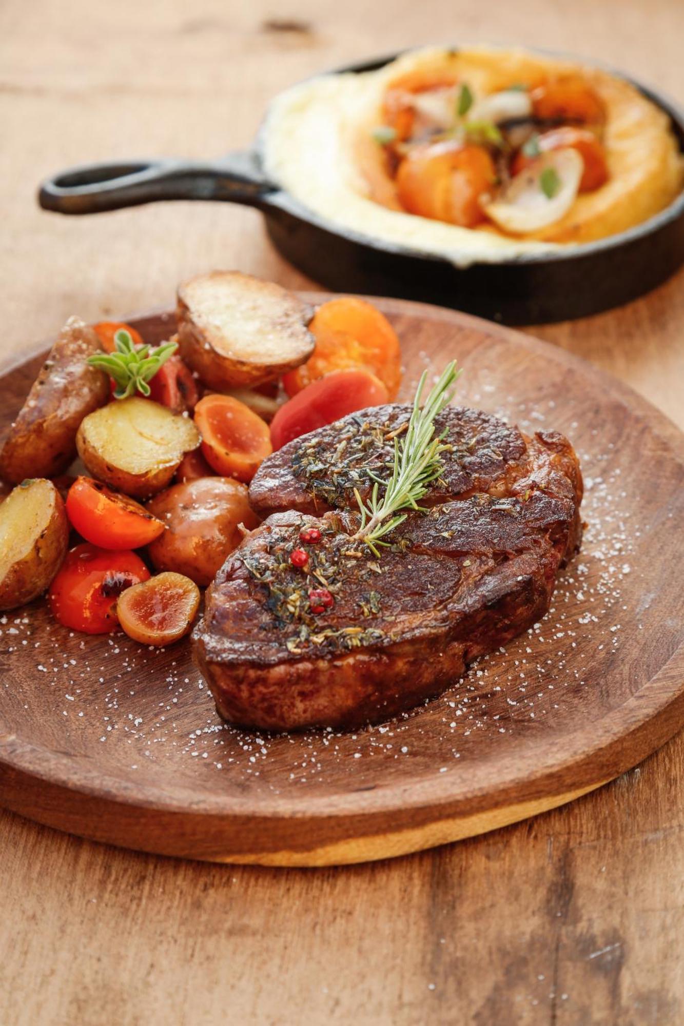 Готель Grace Кафаяте Екстер'єр фото A steak with vegetables